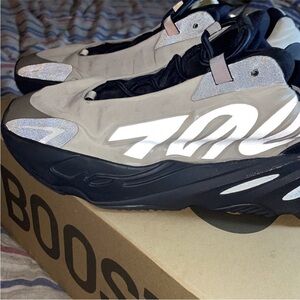 Adidas Yeezy Boost 700 MNVN SIZE 11